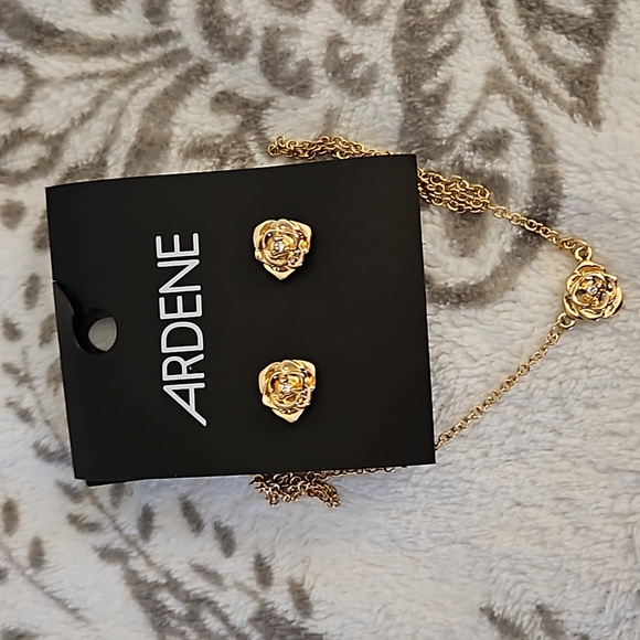 Earrings and necklace - Picture 3 of 4